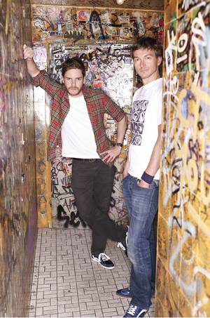 Daniel Brühl und Floris van Bommel mit Sneaker gegen Aids